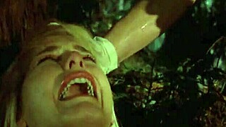 10 Ke Tengah Malam: Blonde Bogel Seksi Menggoda Dekat Kereta