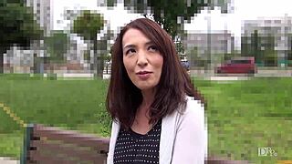 유키 소노다, 이 거대한 늘어진 가슴 감싼 핑크 속옷 지금 사!