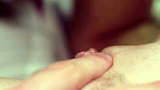 Lins clitoris și degetat în prim-plan cu gemete reale puternice