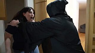 ワオ！ゴージャスBBWがホーニー侵入者ペイジ・スティールとスティーブ・リックズに犯されて叫ぶ！