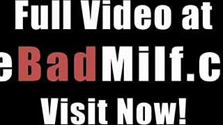 Mostohalány rajtakapja mostohaanyját, amint titokban beviszi barátját kemény csoportszexre otthon