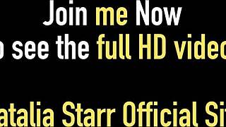 Natalia Starr trekt haar bikini uit en rijdt op de machine