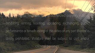 Kabarcık popolu sarışın Katie Kush büyük sikini backstage'de sabah krepi için biner