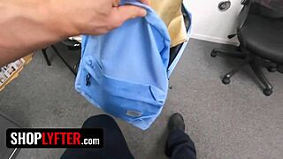 Офицер по предотвращению потерь жестко трахает ботаника-воровку в офисе