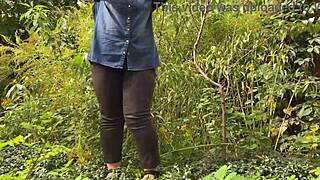 继母温柔双手在街头安慰