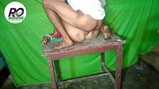 Casalinga Desi Viene Dita e Scopata a Pecorina sul Tavolo in Azione Anale Indiana Intensa.