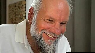 Egy csintalan szőke cseh 18+ csábítja a nagyapát. Nyalja és döngeti a forró szűk seggét.