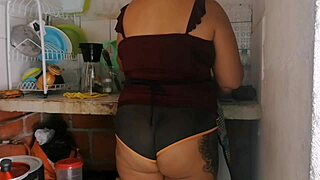 hei, uită-te la fundul meu mare curățând casa, vrei să mă vezi la tine?