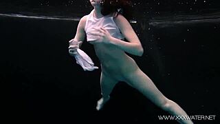 ねえ、Andrejkaが今日プールで裸で泳ぐのを見ろ！