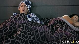 Хей, гледай как порнозвездата Ники Бенц се превръща в истински флешлайт!