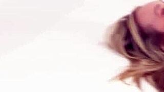 Hej, titta på Lilly Bells intensiva Hitachi-orgasm i full blond soloscen