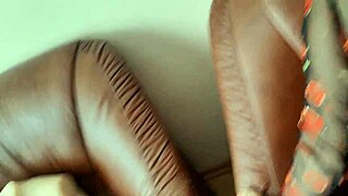 Мачеха с секс-куклой трахает пасынка вместо девушки