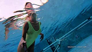 Moj prozorni mokri kopalki v javnem bazenu