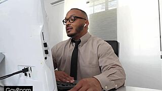 gamer pastorek doživi divji vožnji na očetovem debelom črnem kurcu