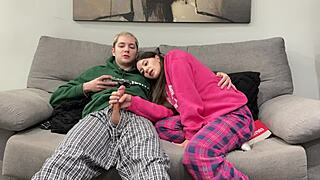 Stiefbruder wichst nahe Schwester, sie hilft stattdessen