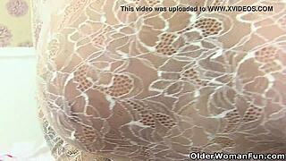 Anglická MILF vintage líška vyzerá tak sexi v letuškovskom oblečení!