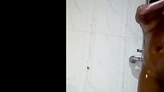 Szexi barátnők finom segge ragyog a szállodai zuhany alatt.