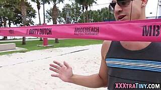 مراهقة 18+ منحنية للدوجي ستايل