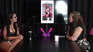 Francis Simas ohromí v průsvitném červeném spodním prádle