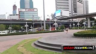 สาวเอเชียตัวเล็กอยากควยใหญ่ของนักเดินทางในที่สาธารณะ