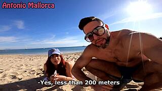 Pobiranje krivuljaste Kubanke Rosie Cage na plaži