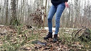 Tiener 18+ plast op haar slipje in het bos, verborgen voor nieuwsgierige ogen.