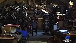 Oye, Mira a Elodie Chérie, Esa Morena Rebelde, Recibiendo en el Almacén