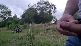 哥們，我在這辣妹旁邊閃光自慰…她想看我射！