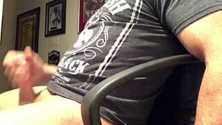 watch this long jerk session ending in huge cumshot