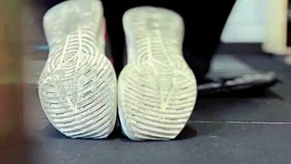 treinando na academia, fiquei molhada e escorreu em publico, e ai?