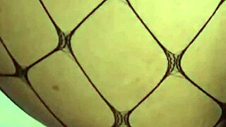 i'm cumming on the brunette's feet