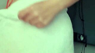 Loira vagabunda se exibe de toalha na janela