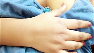 बड़ी चुचियों वाली सेक्सी एशियन मिल्फ अपनी विशाल चुचियां और कर्व्स दिखा रही