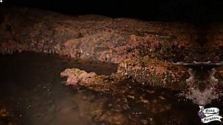 novinha masturbates her big ass on the beach until squirting orgasm