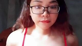 Em �o ỏ V� Mướp Sệ Shows Off Big Tits