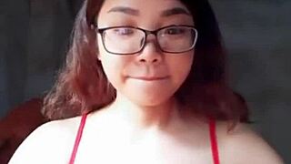 Em �o ỏ V� Mướp Sệ Shows Off Big Tits