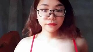 Em �o ỏ V� Mướp Sệ Shows Off Big Tits