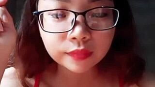 Em �o ỏ V� Mướp Sệ Shows Off Big Tits