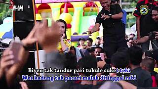 i love watching those pretty indonesian singers dance wildly on stage