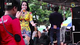 i love watching those pretty indonesian singers dance wildly on stage