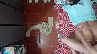 Kolumbiai kamera rögzíti, ahogy idősebb mostohafiú baszza a mostohaanyát mennyezeti nézetből