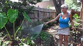 Deauxma demonstrates shampoo and blowjob technique