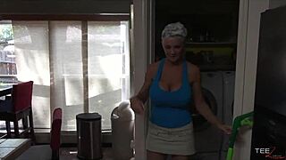 Deauxma demonstrates shampoo and blowjob technique