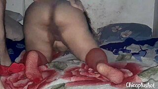 Me Vesti Sexy Con Mis Medias De Color Rojo Para Seducir A Mi Compañero De Cuarto.