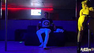 Cliente Satisfies Desires with Two Ardent Females in Oral and 3some Blowjob