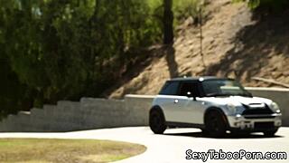 Malokošilatá holka dostává facial po intenzivním lžící šukání