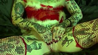 i'm this milf on the shelf, havin a xmas solo orgasm with my fingers on my clit