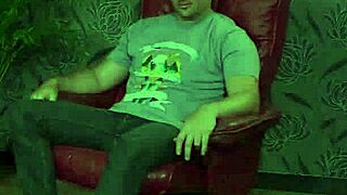 Foxy Peach Receives Facial Cumshot While Eating Charge