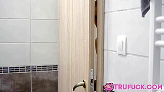 Adik tiri tak begitu suci Tiffany Tatum, nak main?