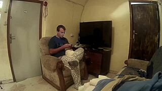 pongo a cuatro patas a la gorda mientras juego con el móvil en su espalda y me la follo duro